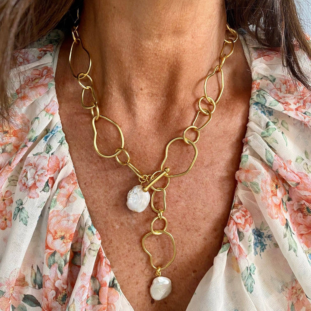 Organic link pendant necklace with large flat pearl accent