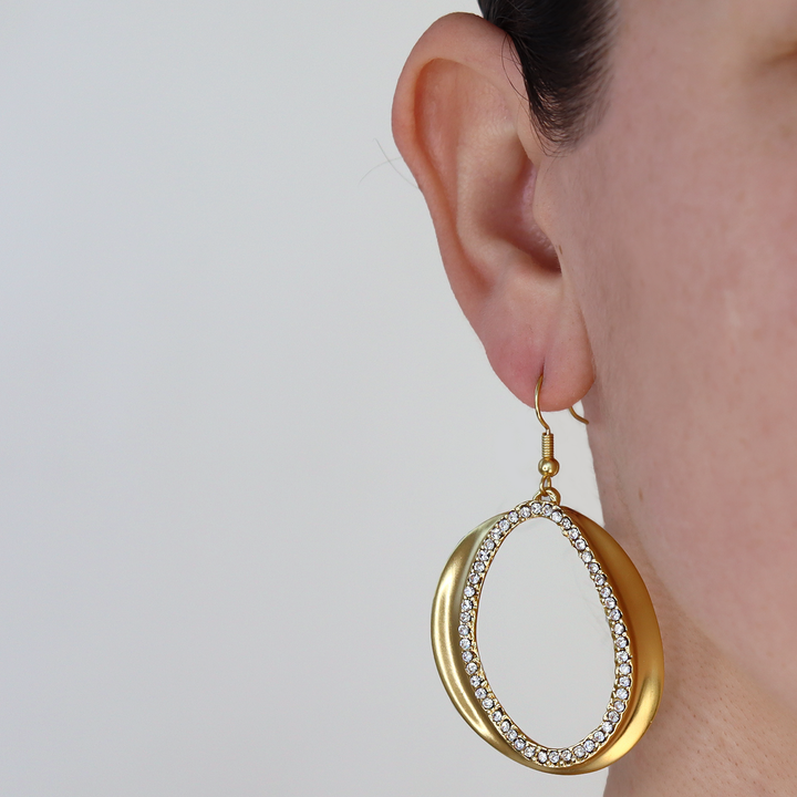 Embellished cut out dangle earrings: Gold