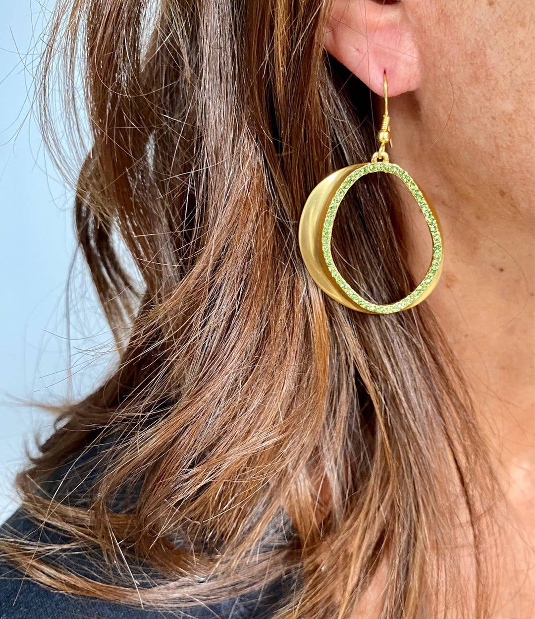 Embellished cut out dangle earrings: Gold