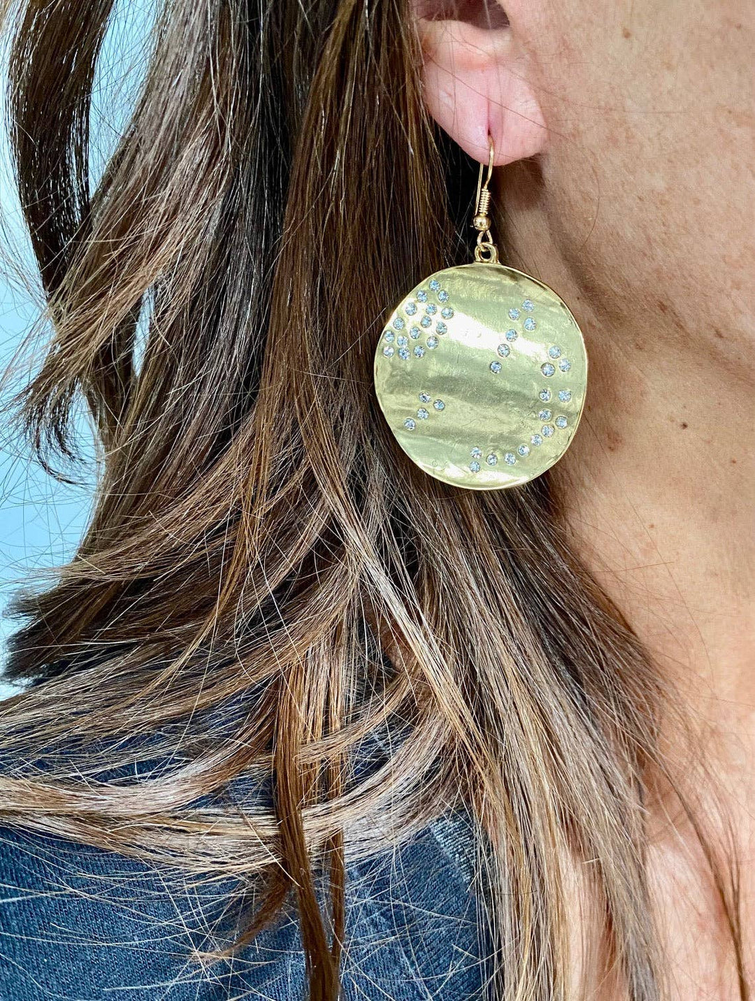 Wavy disc dangle earrings: SILVER