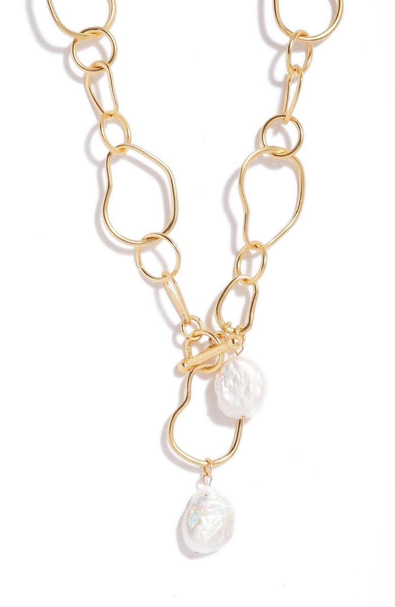 Organic link pendant necklace with large flat pearl accent