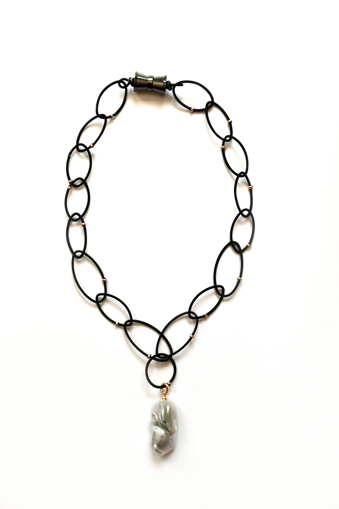 Sea Lily - SH30BLK - Oval Shaped Black Wire Chain With Large Freshwater